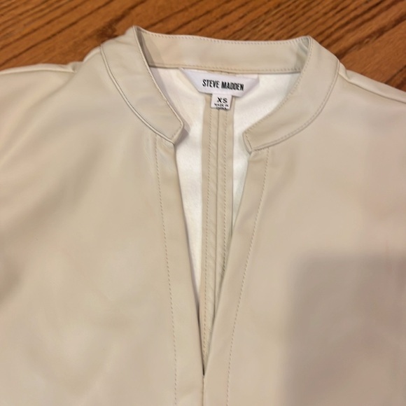 Steve Madden Woman’s Faux Leather Short Sleeve Size XS - Picture 2 of 5